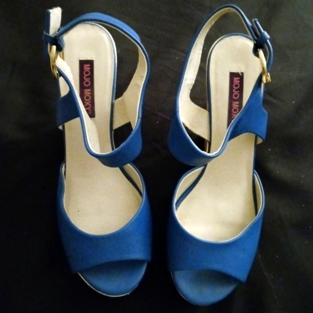 Mojo Moxy platform sandals in size 10. Blue